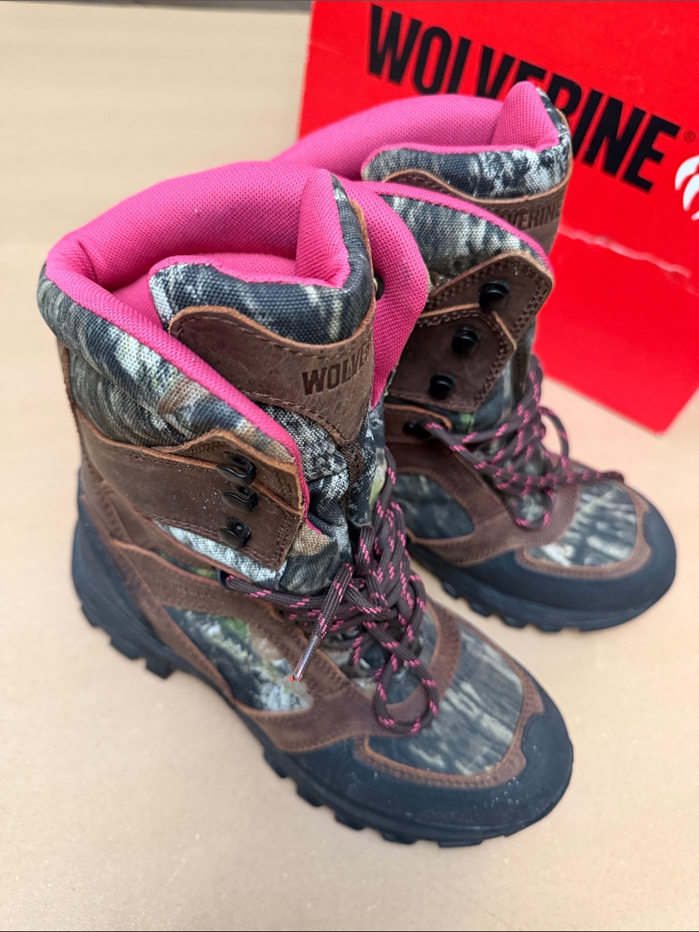 Women's Wolverine Brown Camo Boots with Pink Lining sz 8